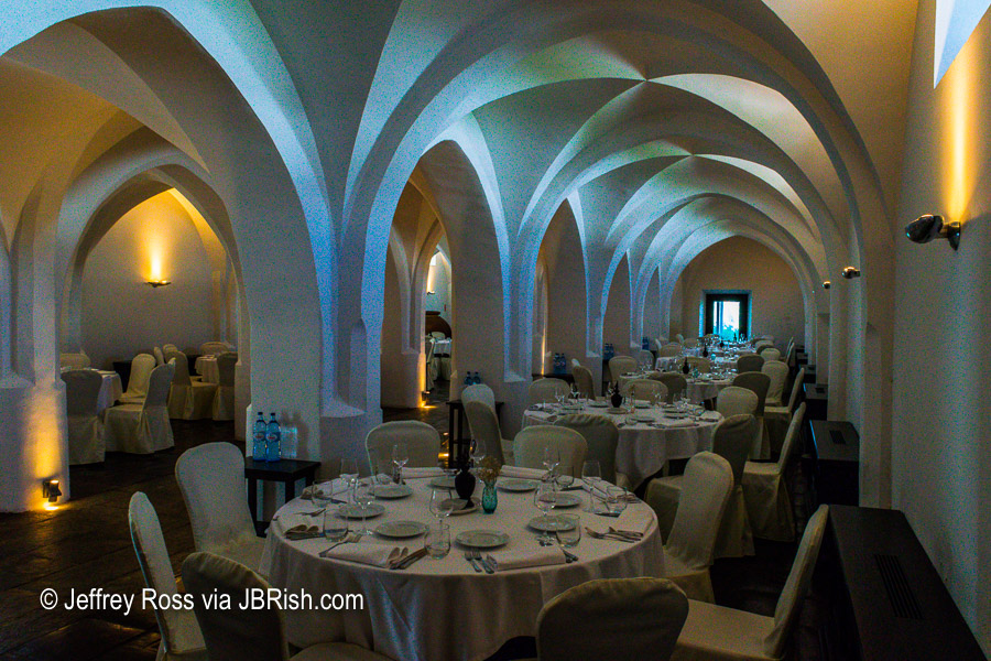  Restaurante Divinus with vaulted ceilings