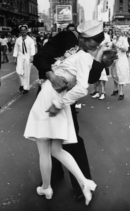 A sailor kissing a nurse at the end of WWII